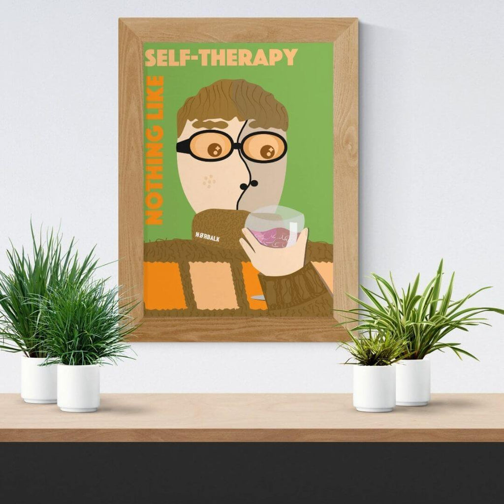 Plakater hængende på vægge.