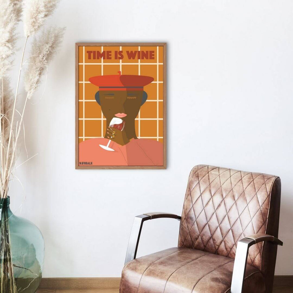 Plakater hængende på vægge.