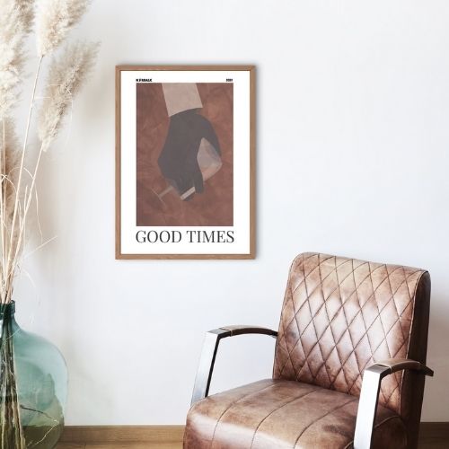 Plakater hængende på vægge.