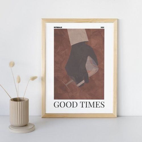 Plakater hængende på vægge.