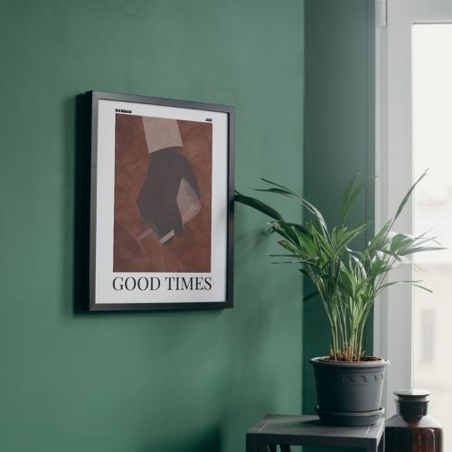 Plakater hængende på vægge.