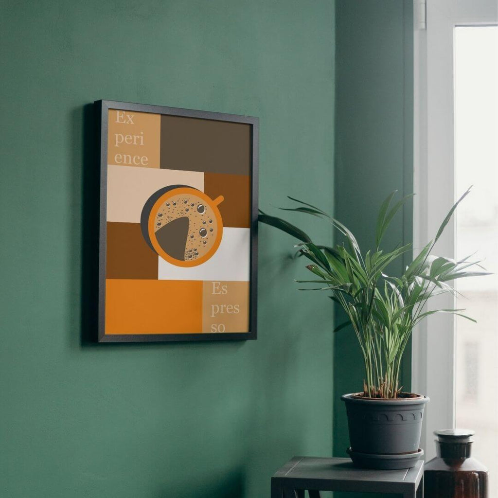 Plakater hængende på vægge.